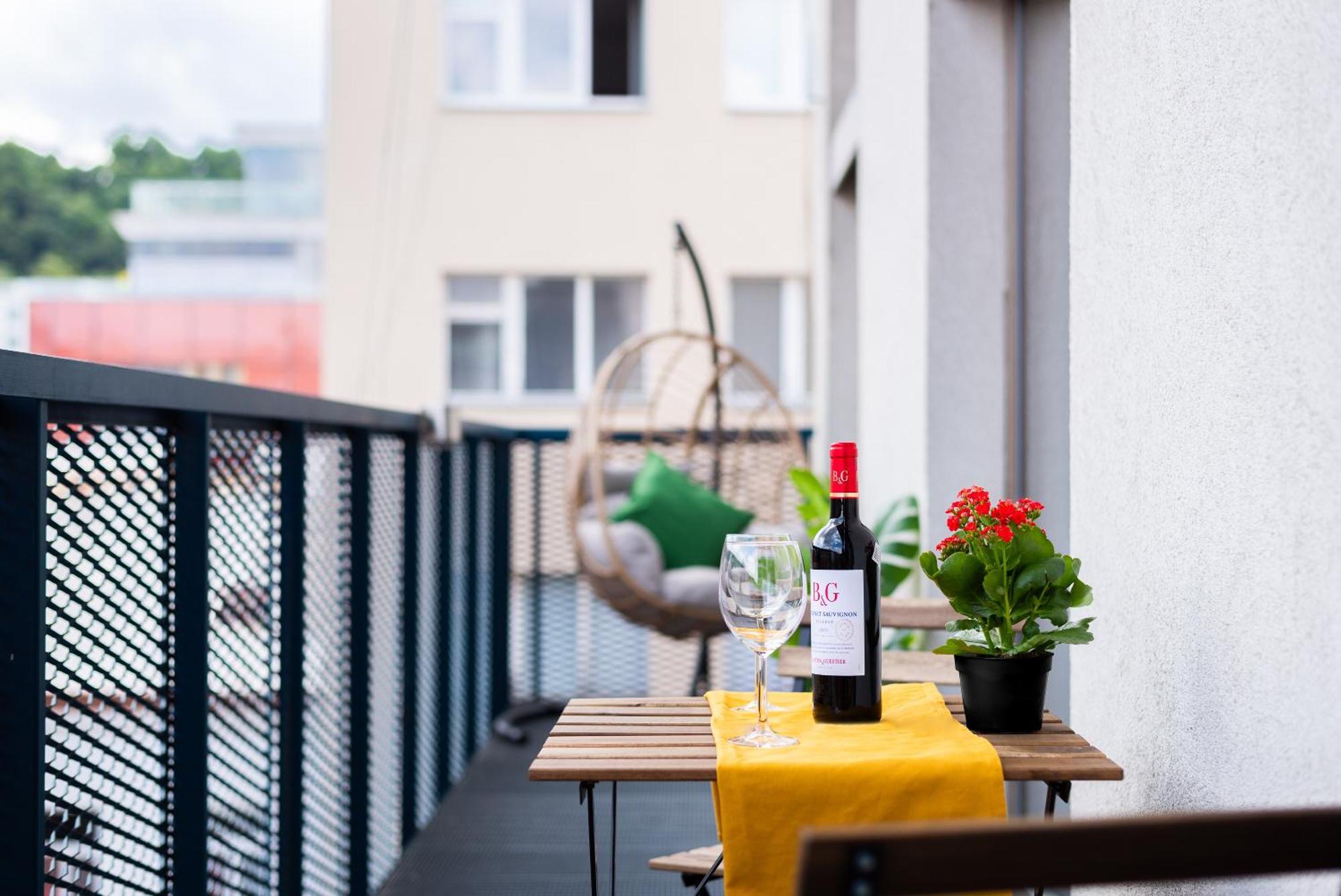 2-Level Apartments On Krizikova Near The Metro 프라하 외부 사진