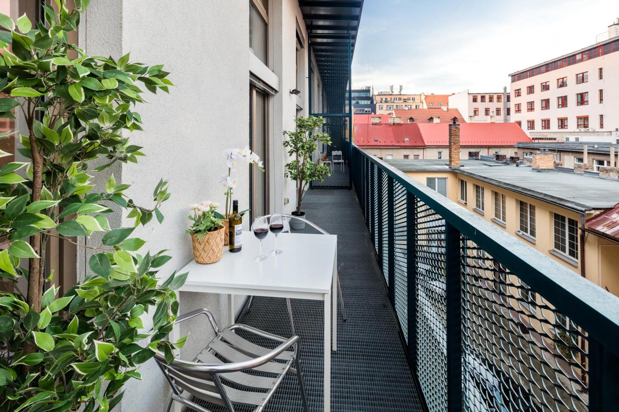 2-Level Apartments On Krizikova Near The Metro 프라하 외부 사진